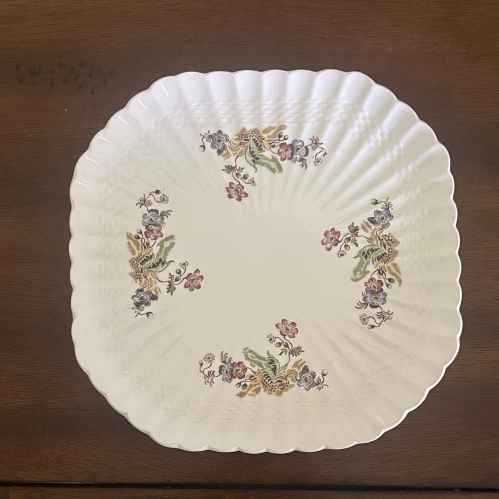 Scalloped Cream Dinner 4 Plates with Multicolor Floral Motif
